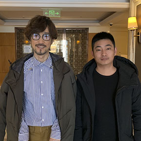 周傳雄與經紀人李志合影