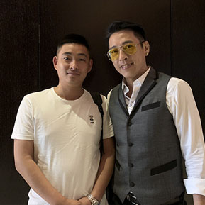 呂頌賢與經紀人李志合影